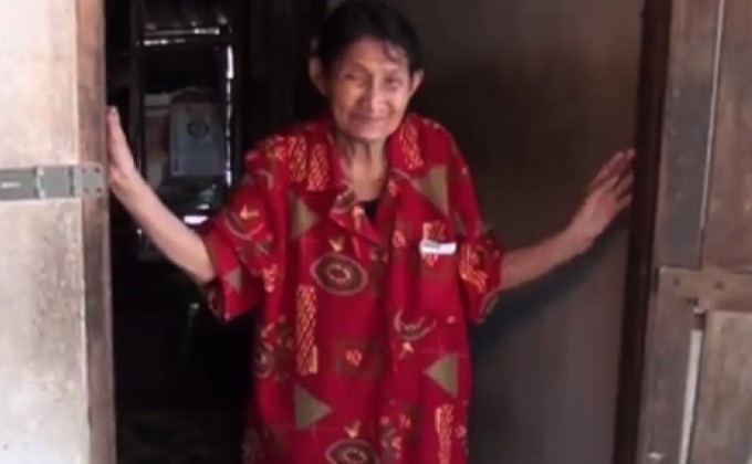 สุดรันทด! สองแม่ลูกต้มมันกินแทนข้าว 