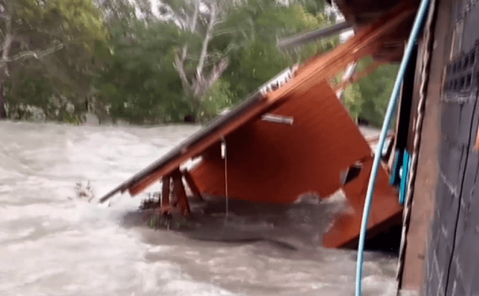 คลื่นแรงพัดบ้านชาวประมงหายไปในทะเล