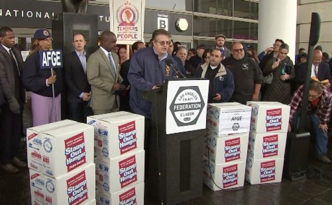 เจ้าหน้าที่สนามบินในสหรัฐฯ ประท้วงเรื่องไม่ได้รับเงินค่าจ้าง