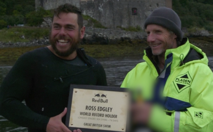 หนุ่มอังกฤษทำลายสถิติว่ายน้ำในทะเลนานที่สุด