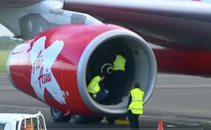 เครื่องบิน “แอร์เอเชีย เอ็กซ์” ลงจอดฉุกเฉิน หลังนกบินเข้าเครื่องยนต์