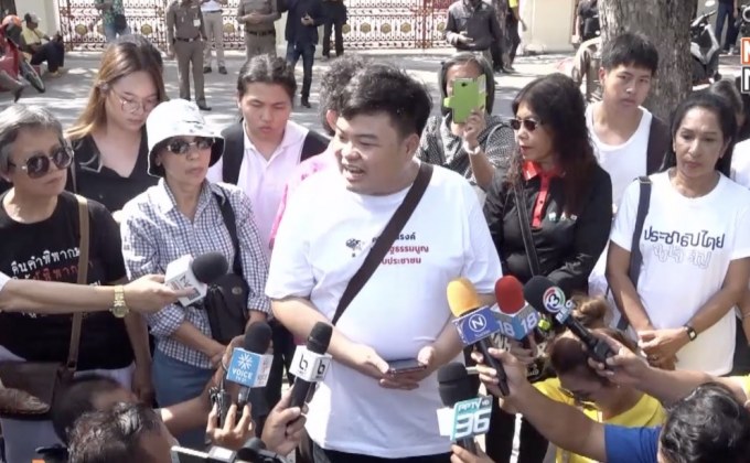 กลุ่มนักศึกษาบุกกองทัพบกแขวนป้ายผ้ารำลึก 14 ตุลา 16