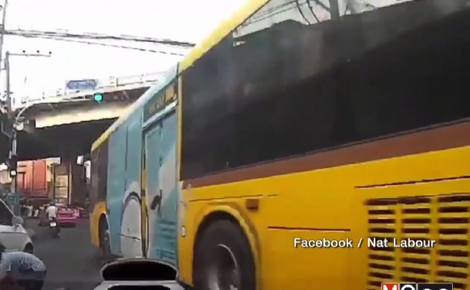 นาทีเฉียดตาย รถเมล์ 207 พุ่งใส่ จยย.กลางแยกบางกะปิ