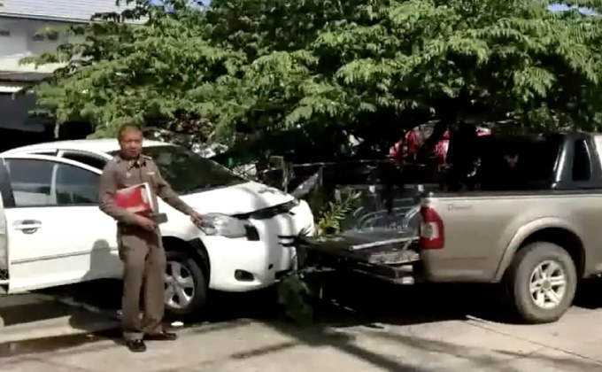 ชายสูงวัยโรคกำเริบขับรถพุ่งชนบ้าน จ.ชลบุรี