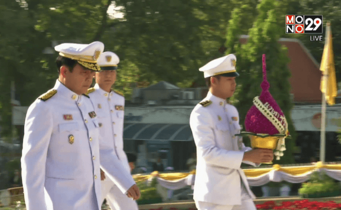 คณะบุคคลวางพานพุ่มเนื่องในวันรัฐธรรมนูญ