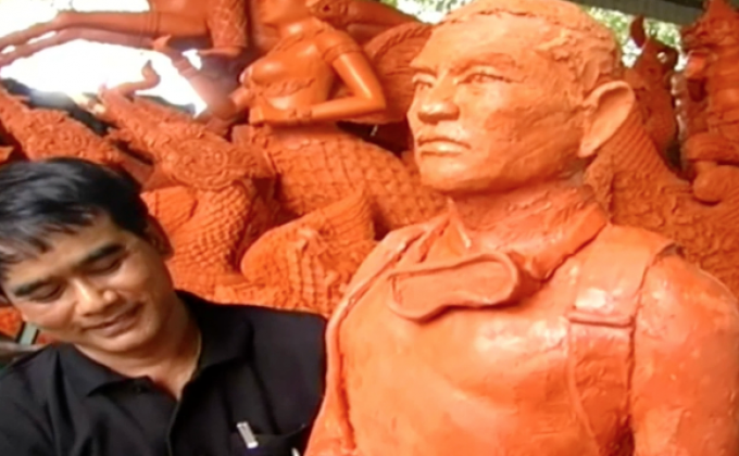 แกะสลักเทียนพรรษาสดุดี “จ่าแซม”