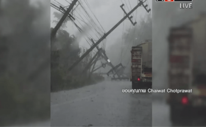 พายุพัดถล่มโคราชเสาไฟฟ้าแรงสูงล้ม 24 ต้น