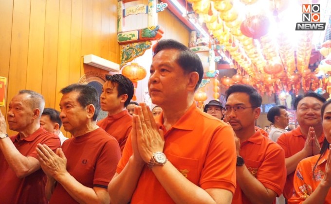 “พีระพันธ์ุ“ ไหว้พระรับปีใหม่จีน วัดเล่งเน่ยยี่ หลวงพ่ออวยพรให้อดทนสู้เพื่อชาติ คนแห่ขอเซลฟี่คึกคัก!