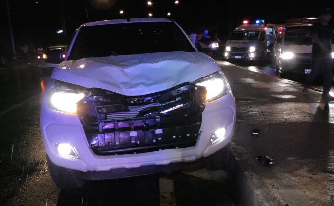 กระบะพุ่งชน จยย.จอดเสียเกาะกลางถนนดับ 1 คน