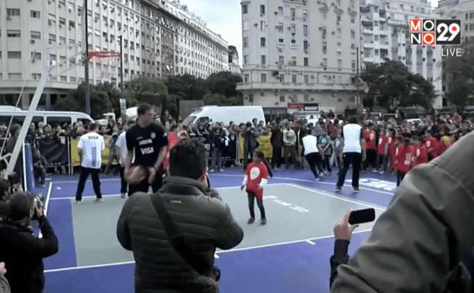 นักบาสอาร์เจนตินาสอนเด็กด้อยโอกาส