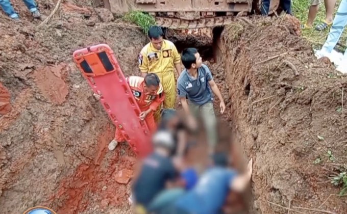 นาทีชีวิต ช่วยคนงานถูกดินถล่ม