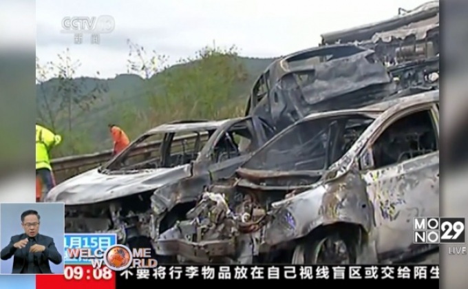 รถบรรทุกปูนพุ่งชนรถยนต์จอดติดบนถนนในจีน