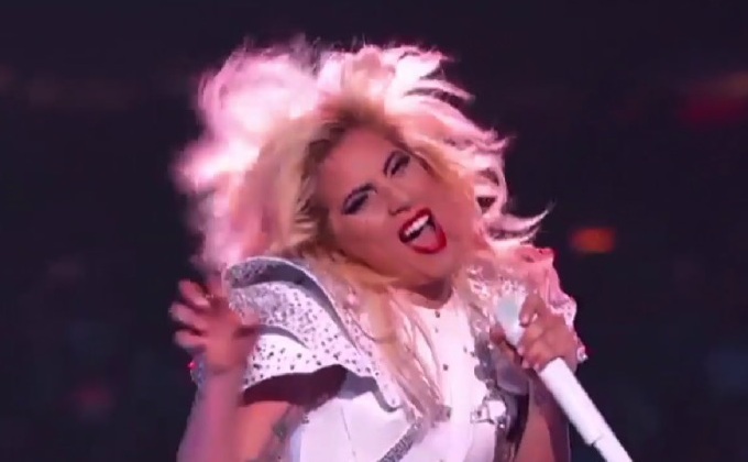 “เลดี้ กาก้า” โชว์ศึก NFL Super Bowl ซ่อนข้อความต่อต้าน “โดนัล ทรัมป์”