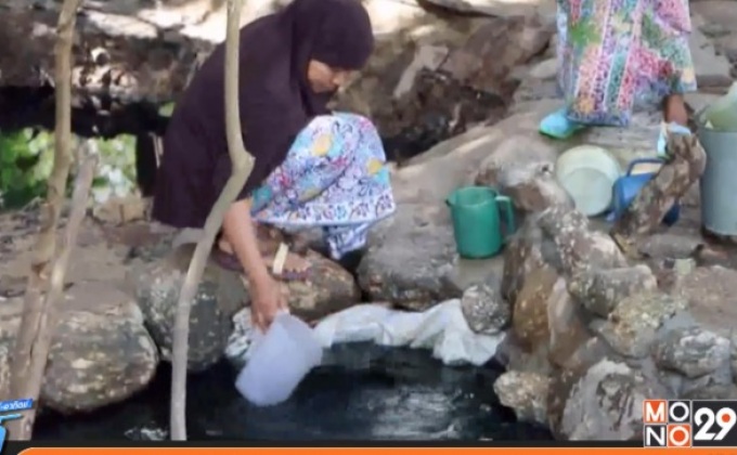 ชาวบ้านแห่ตักดื่มน้ำสีดำ เชื่อรักษาโรคผิวหนังได้