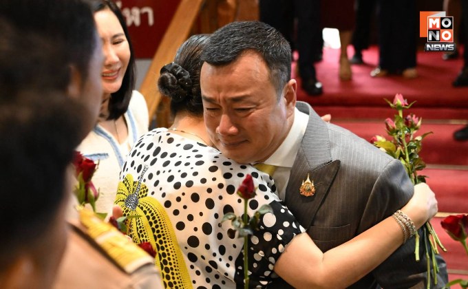 “สรวงศ์” ร่ำไห้อำลาตำแหน่งรมว.ท่องเที่ยว จนท.กอด-มอบดอกไม้ขอบคุณ