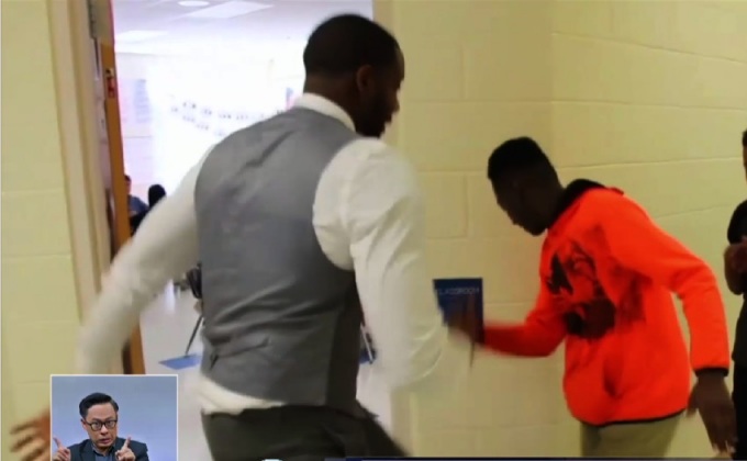 ครูอเมริกันจับมือกับนักเรียนรายคน