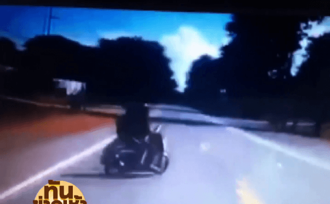 อุทาหรณ์! จยย.กลับรถไม่ระวัง ถูกชนกระเด็นไกล 100 เมตร