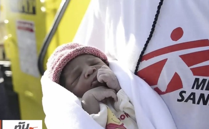 “มิราเคิล” ทารกคนแรกที่คลอดในเรือช่วยผู้อพยพปีนี้