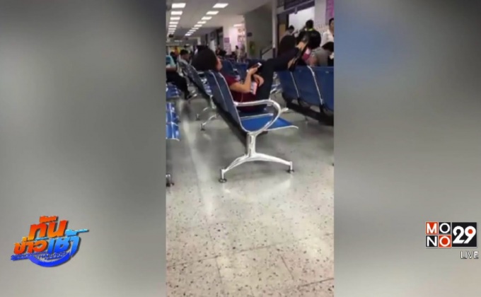 มนุษย์ป้าเอาขาพาดพนักเก้าอี้ รอทำใบขับขี่