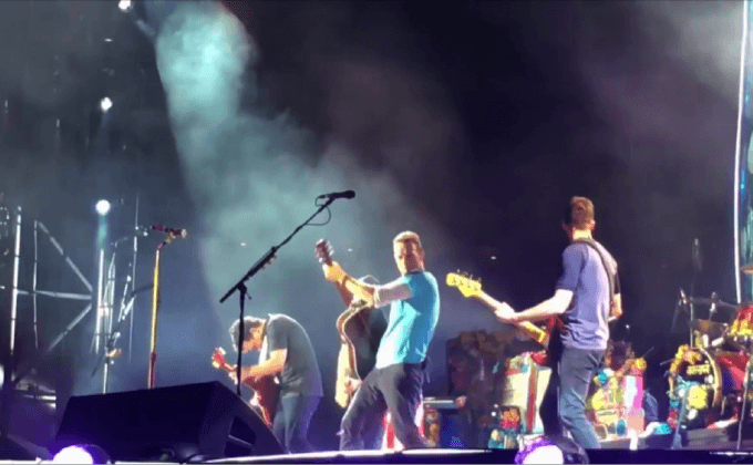 “Coldplay” เชิญ “Michael J.Fox” ขึ้นคอนเสิร์ตอวดลีลา Back to the Future