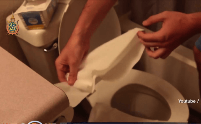 ผู้เชี่ยวชาญเตือนไม่ควรปูกระดาษชำระบนฝารองนั่งชักโครก