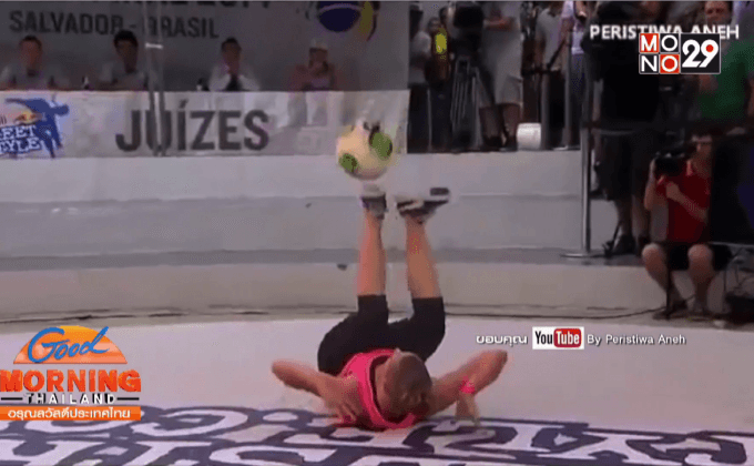 2 สาวโชว์ลีลา “ฟรีสไตล์ฟุตบอล”