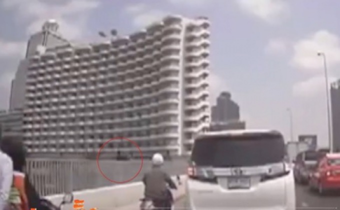 หนุ่มกระโดดสะพานตากสินเรือผ่านมาช่วยทัน