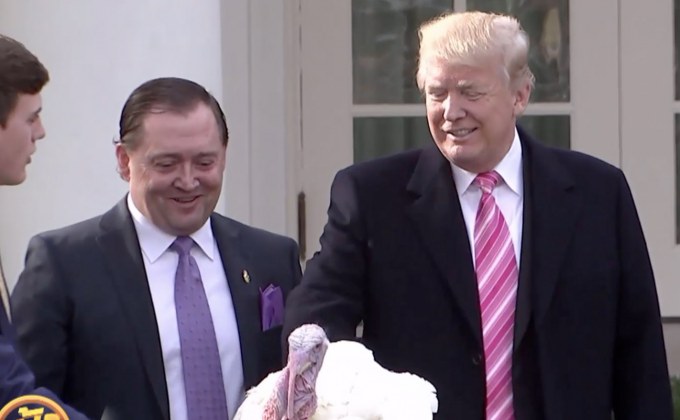 “ทรัมป์” ไถ่ชีวิตไก่งวงในเทศกาลขอบคุณพระเจ้า