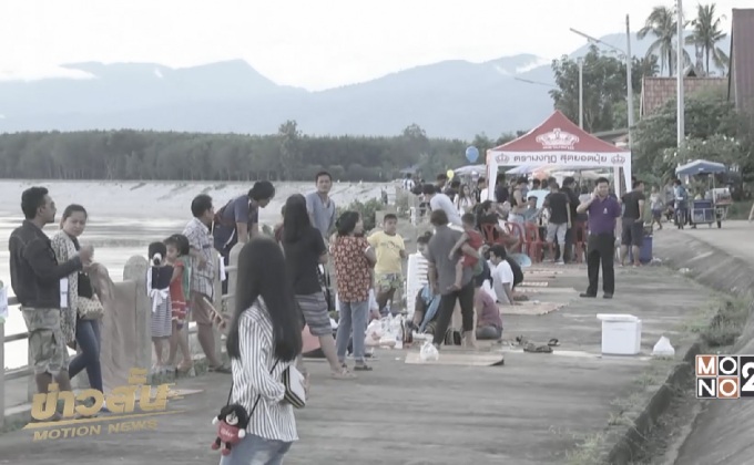 นักท่องเที่ยวชมบั้งไฟพญานาคริมโขง