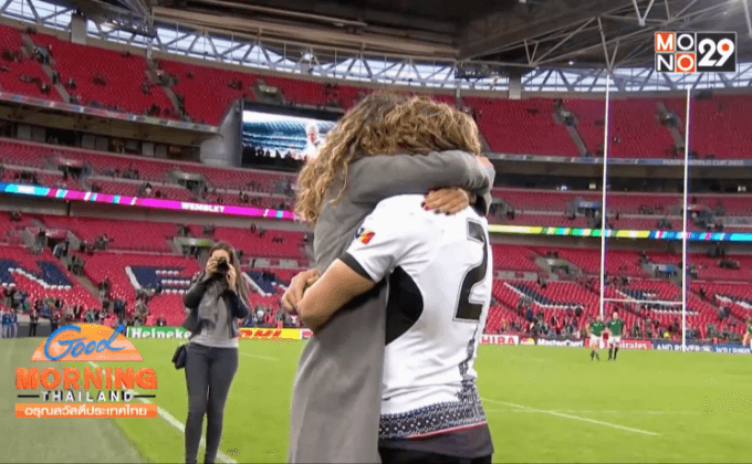 นักรักบี้โรมาเนียขอแฟนแต่งงานกลางสนาม