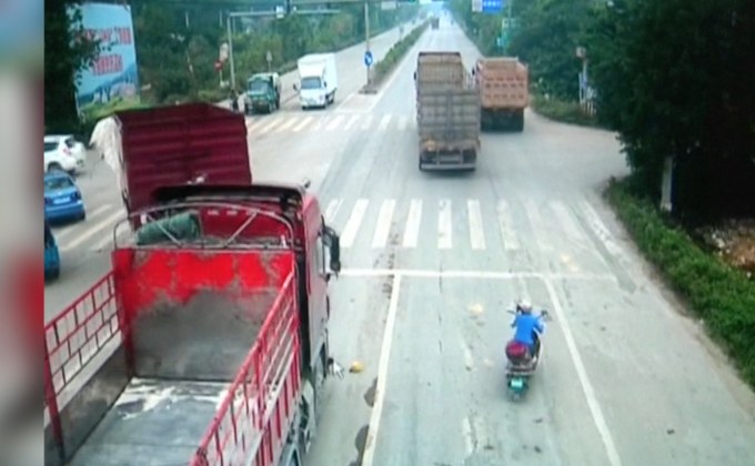 หนุ่มจีนรอดตายหวุดหวิดหลังถูกรถบรรทุกชน