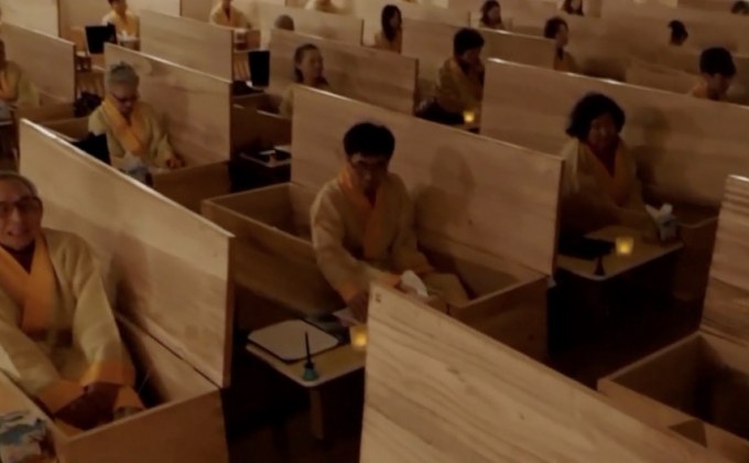เกาหลีใต้จัดพิธี “นอนโลงศพ” หวังปรับทัศนคติชีวิต