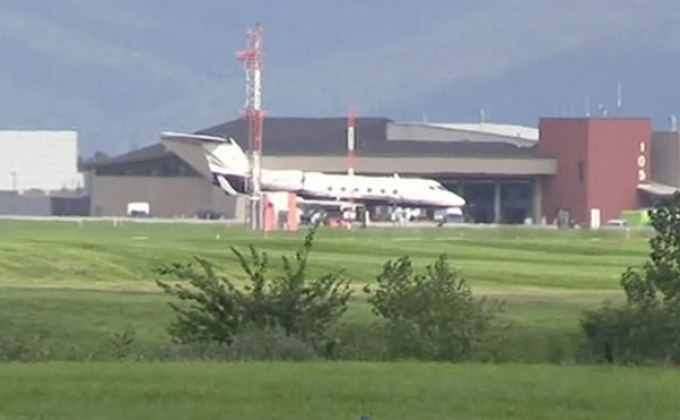 ​เครื่องบินบรรทุกแรปเปอร์ชาวอเมริกันชื่อดังลงจอดฉุกเฉิน