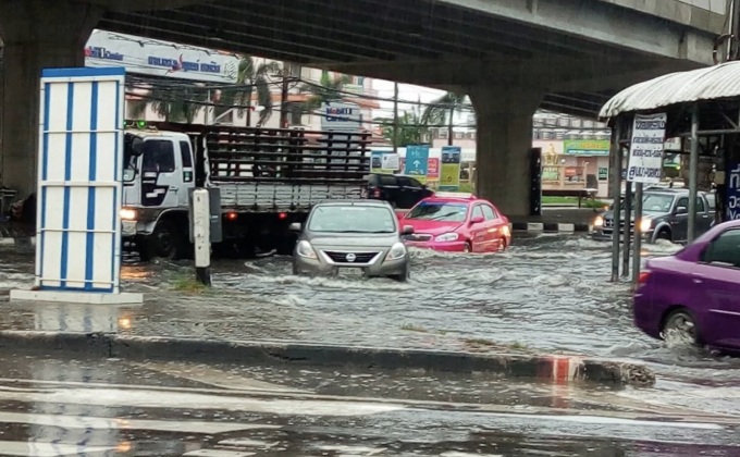 กรุงเทพฯ-ปริมณฑลฝนตกน้ำท่วมถนน