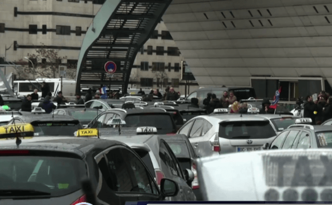 แท็กซี่ฝรั่งเศสหยุดงานประท้วงต้านแท็กซี่อูเบอร์