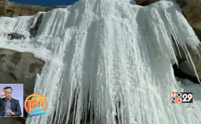 น้ำตกที่กลายเป็นน้ำแข็งในจีนเริ่มละลาย