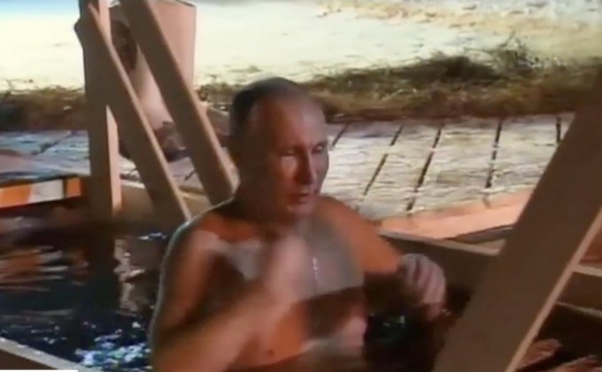 “ปูติน” จุ่มตัวในน้ำเย็นจัดเนื่องในวันอิพีฟานี