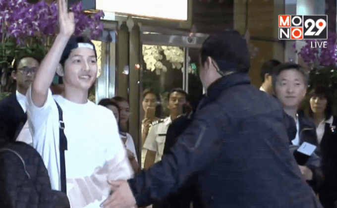 ถึงกับกรี๊ด! แฟนคลับรอรับซงจุงกิ แน่นสุวรรณภูมิ