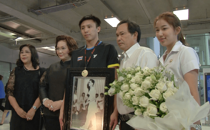 “สอง” ทนงศักดิ์ กลับถึงไทยถวายความอาลัยพ่อหลวง