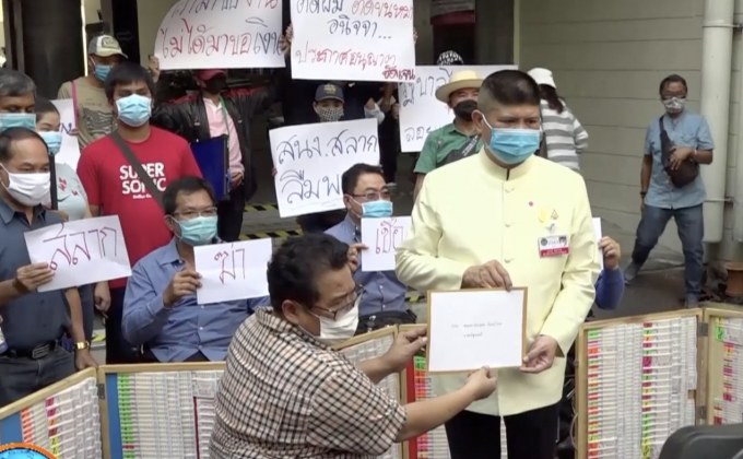 ผู้ค้าสลากร้องนายกฯ ผ่อนมาตรการช่วยให้ขายได้