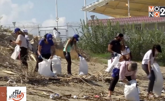 ผู้คนร่วมเก็บขยะ “วันทำความสะอาดโลก”