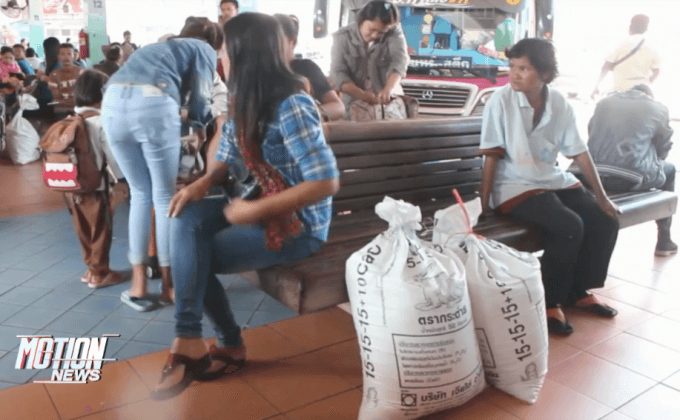 ท่ารถ จ.สุรินทร์ ประชาชนเดินทางกลับหนาแน่น