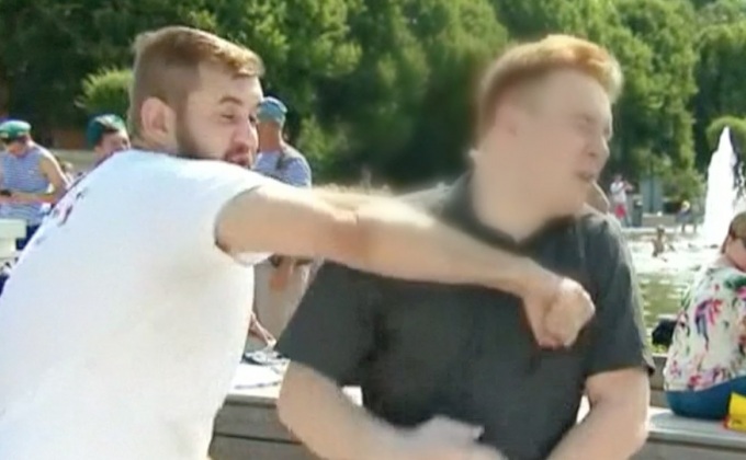 นักข่าวรัสเซียถูกชกหน้าขณะรายงานสด