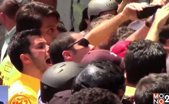 ผู้ชุมนุมปะทะตำรวจปมยึดอำนาจรัฐสภาเวเนฯ