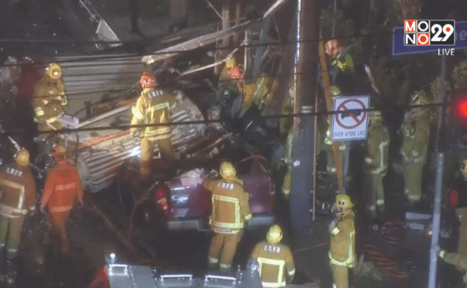 รถกระบะชนเสาไฟฟ้าในสหรัฐฯ