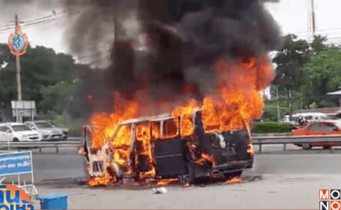 ไฟไหม้ปริศนารถตู้หรู กลางถนน “รังสิต-นครนายก”