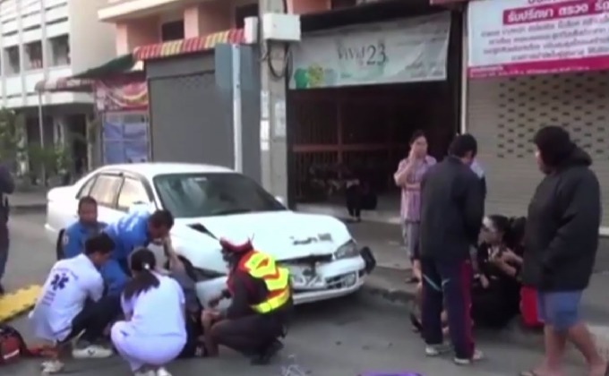 สาวขับเก๋งตกใจเหยียบคันเร่งชนตำรวจจนขาขาด