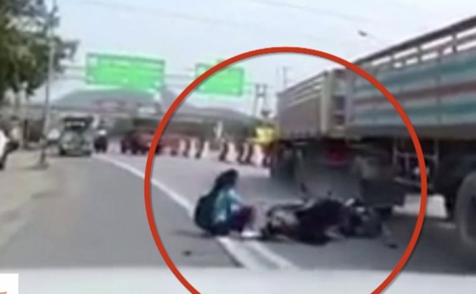 วินาทีชีวิต! เด็กสาวหวิดถูก 18 ล้อทับ