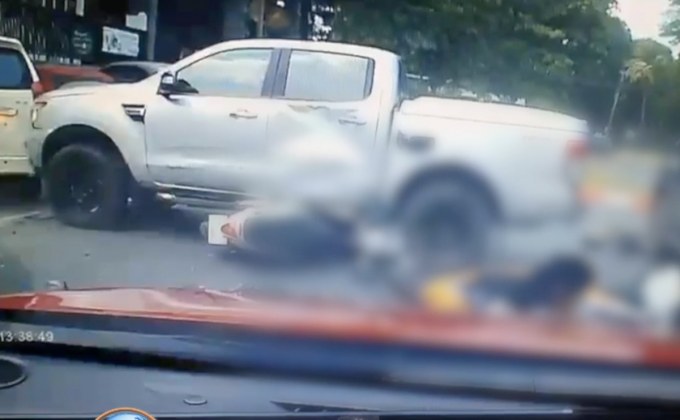 รองเท้าขัดเบรก รถเสียหลักพุ่งชน นศ.เจ็บ