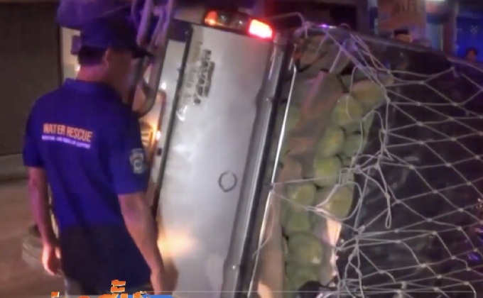 รถบรรทุกทุเรียนเต็มคันยางหลังระเบิดที่ จ.ชลบุรี